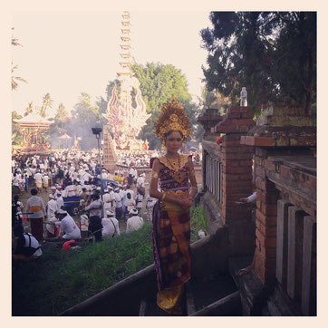 Princesse à la cérémonie de crémation de la reine, Klungkung, Bali, Indonésie, 29.06.2014