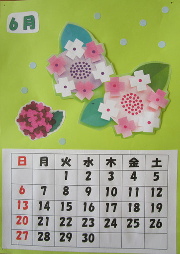 6月のカレンダー作りはアジサイの花。梅雨の時期、体調に気を付けましょうね。
