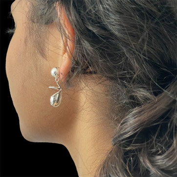 Dieses Ohrringe ist in Kooperation mit der Fachgärtnerei für  fleischfressende Pflanzen Kleine Karnivoren-Kannenpflanze als Ohrringe.  Diese 925 Silber Ohrringe sind Kooperation mit der Fachgärtnerei für fleischfressendntstanden Green Jaws aus Ludwigsburg