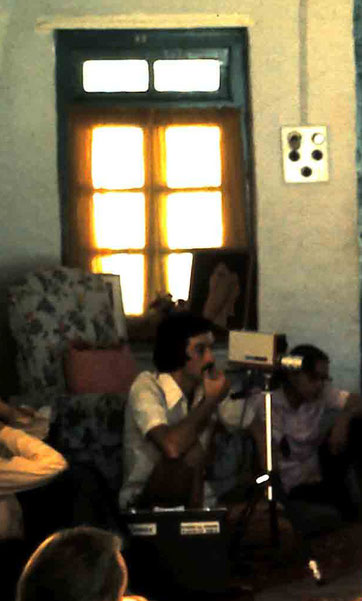 1975 : Steve recording Eruch in Mandali Hall, Meherazad, India - Photo taken by Anthony Zois ( cropped, see full image below )