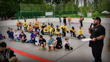 U11-Divisions-Manager Martin Liemer (rechts) bei der Siegerehrung in Schwetzingen. Foto: Swoboda