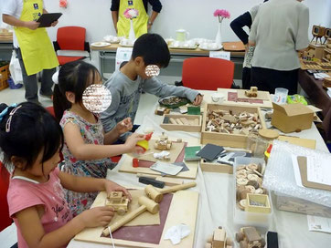 木のおもちゃ作り教室の様子