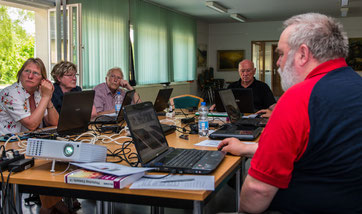 Reinhard Musold mit den Teilnehmern des Kurses "Digitale Bildbearbeitung"