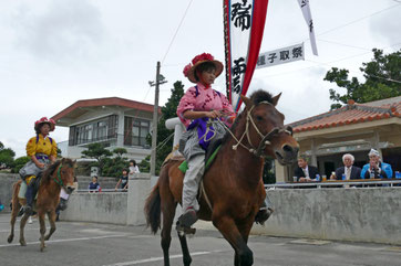 カタバル馬で大阿母御嶽前を駆け抜ける花馬=8日午前、平得集落