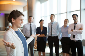 Lächelnde Businessfrau im Team