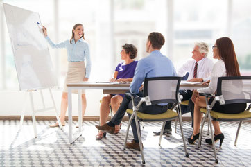 Frau hält Business Meeting