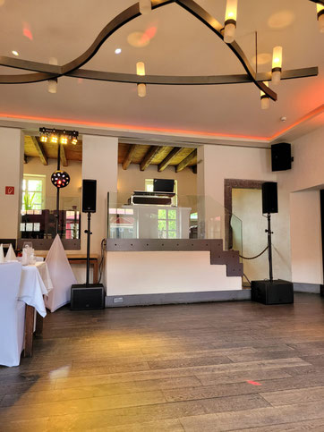 DJane Jutta und ihre Technik für eine Hochzeit in Köln im Eltzhof.
