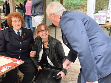 Katrin Lange im Gespräch mit Senioren der Feuerwehr