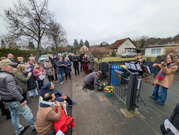 Begleitet von Musik wurden am Schachtelhalmweg 83 Stolpersteine für Bertha und Rudolf Ehrlich verlegt.