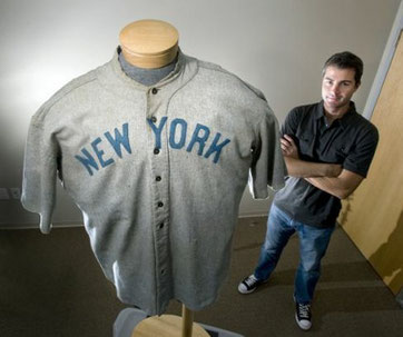 Nella foto Dan Imler Presidente della SCP Auctions poco prima dell'asta della maglia di Babe Ruth battuta per $4,415,658