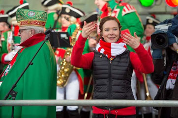 Zu sehen sind im Hintergrund die Altstädter in ihren Uniformen. Im Vordergrund sieht am mich am Dolmetschen. Ich trage einen rot-weißen Schal. Es ist sehr kalt, alle sind warm angezogen.