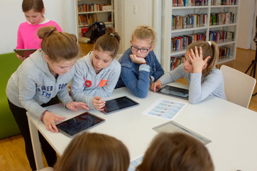 Schüler/-innen des BG/BRG Klosterneuburg mit ihren Tablets 