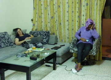 typisches Bild in der Chiller-Stunde vor dem Arabisch-Unterricht: Mama Leena und Sofi beim Schläfchen