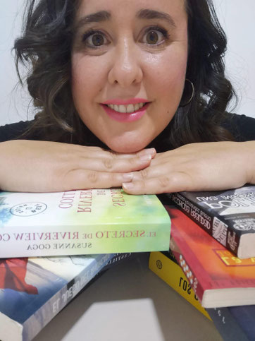 Esperanza Orozco con algunos de sus libros (2025)