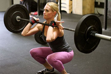 Femme faisant un front squat, pouvant jouer sur la notion de tempo!