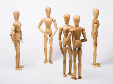 Holzfiguren als Symbole für eine Familienaufstellung
