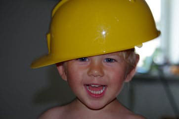 Kind mit Schutzhelm - Foto Pixapay
