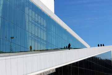 Opernhaus in Oslo ©Pixabay, mit großer Glasfront in der sich der blaue Himmel spiegelt