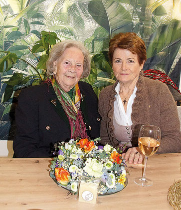Landesobfrau Martina Pühringer gratuliert Kons. Rosemarie Landl zum 90. Geburtstag. Foto: Schmiedleitner