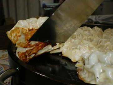 鉄板料理 餃子 ぎょうざ ギョーザ 鉄板焼き 家庭で焼く うちで焼く 昭和屋工業 パリパリ アツアツ 絶品餃子 キャンプ BBQ 焼き方 餃子用鉄板 カセットコンロ レシピ アルミホイル