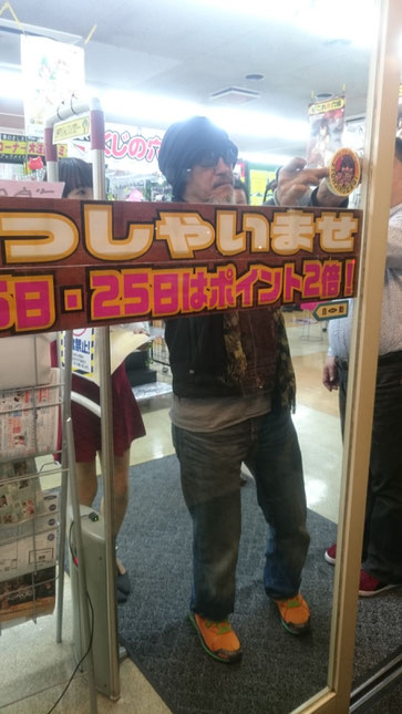 店舗入り口に監督来店マーキングをされる図。