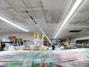 天井のカビ取り作業中