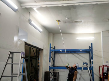 天井の防カビ剤コーティング作業中