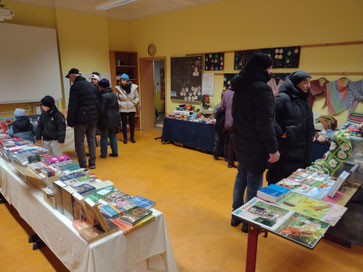 Weihnachtsmarkt der MLS mit Stand der Concordia-Buchhandlung (Foto: MLS 2024)