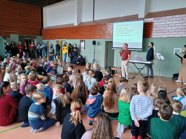 Weihnachtsliedersingen in der Turnhalle (MLS)