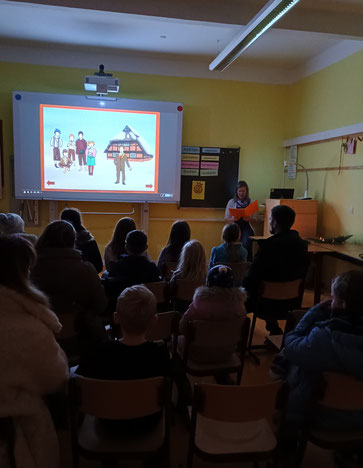 Weihnachtliches Bilderkino im Klassenzimmer (Foto:MLS)