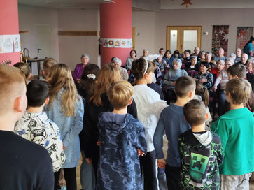 Weihnachtsprogramm der 4. Klassen im Seniorenheim "Haus Planitz" (Foto: MLS)