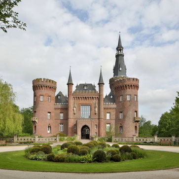 Schloss Moyland: hier findet man nich nur eine umfangreiche Josef Beuys- Sammlung, sondern auch einen sehr schönen Skulpturenpark