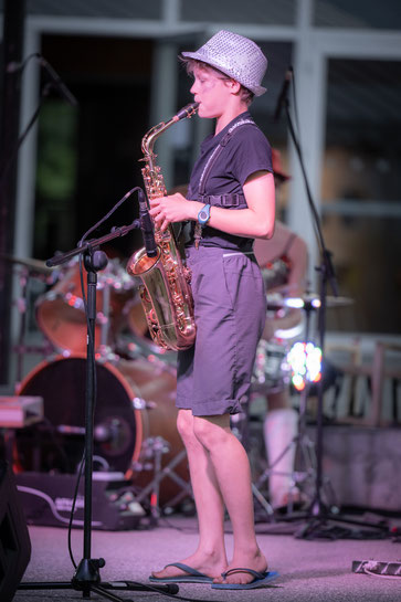 Ecole de musique EMC à Crolles – Grésivaudan : jeune musicienne jouant du saxophone.