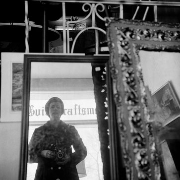 Vivian Maier Selbstporträt vor antikem Spiegel