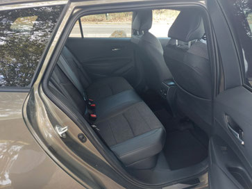 porte arrière de la Corolla ouverte, on y voit de l'espace, les places ont l'air confortables et spacieuses 