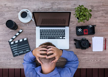 Mann überfordert am Arbeitsplatz
