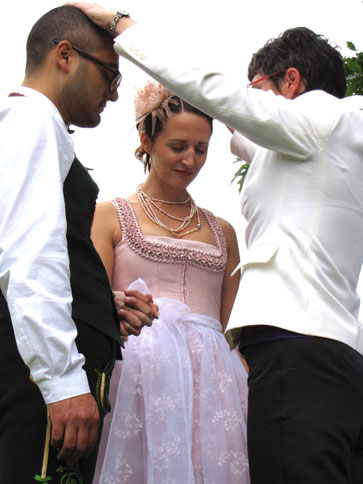 Hochzeitssegen, Brautpaar segnen, heiraten unter freiem Himmel, heiraten ohne Kirche