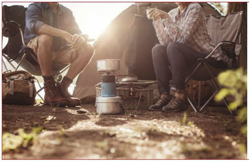 Menschen mit Campingkoccher