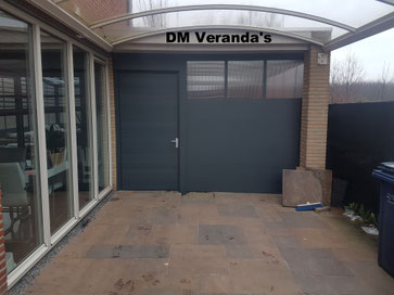 Almere Poort aluminium schutting met poort deur en polycarbonaat ramen 