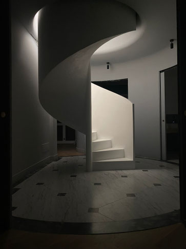 Scale in resina Milano, resinature scale in microcemento, finiture resinate artistiche per scale.