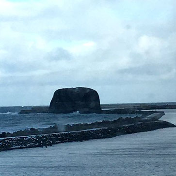 網走港発展のカギを握るといわれる帽子岩の写真
