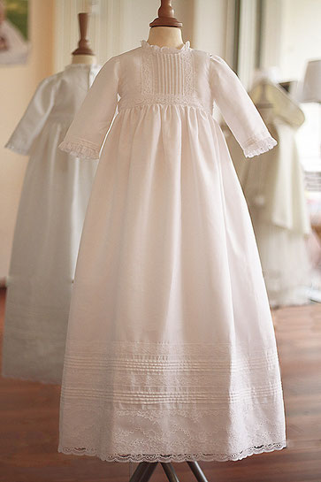 Robe baptême longue traditionnelle bébé fille ou garçon en cotonfin blanc et dentelle de Calais. Modèle robe de baptême Apolline, Fil de Légende. Magasin vêtements baptême Paris, Neuilly-sur-Seine. Expédition en France et à l'international.