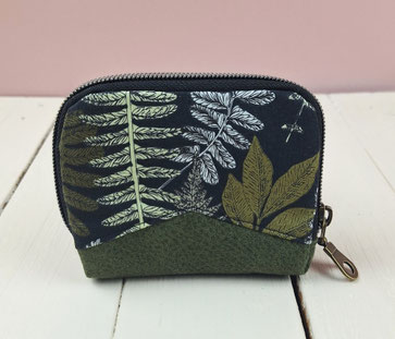 petit portefeuille minimaliste homme, mini porte-cartes, faux cuir kaki, tissu noir avec fougères, thème nature forêt, fabriqué artisanalement en France