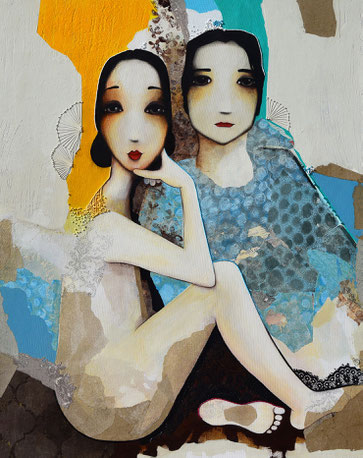 tableau technique mixte peinture et collage de deux femmes brunes aux grands yeux sur fond de couleurs douces et joyeuses