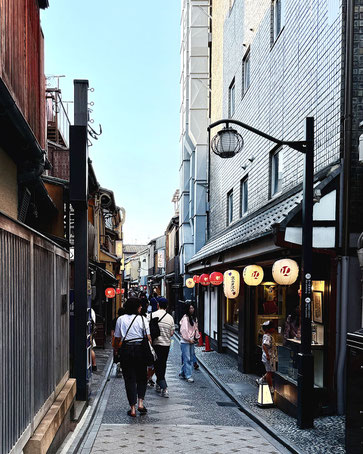 ココはまだ入り口、まだまだずっーと先斗町通りは続きます。