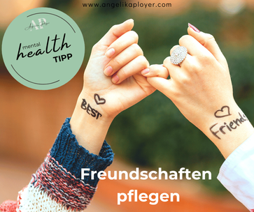 Das Bild zeigt zwei Hände die ineinander verhakt sind. auf einer steht "best" auf der anderen "Friend" und jeweils ein Herz. Text: Health Tipp Freundschaften pflegen