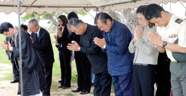 伊舍堂中佐ら特攻隊員の慰霊祭で顕彰碑に手を合わせる参列者(26日午後)