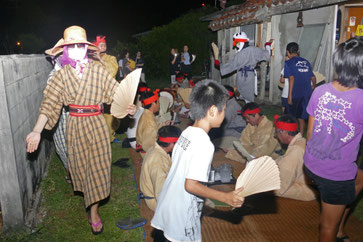 夜を徹し、歌や踊りで先祖供養と現世の健康祈願が行われた=18日午前、小浜島