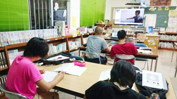 真剣な表情で現役東大生の授業に聞き入る生徒たち=6日夜、竹富小中学校図書室