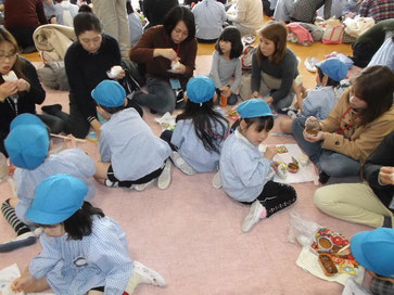 　　　　　　　親子そろって「災害食給食体験」中